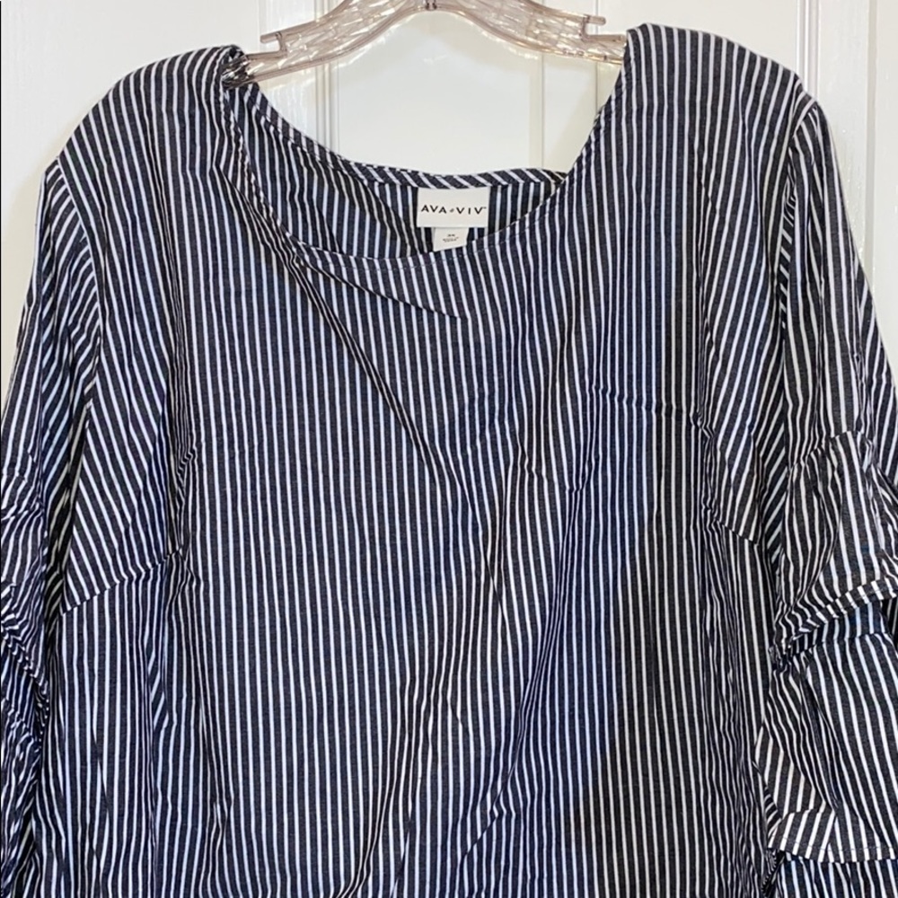 ISO this top in a 1X Ava and Viv grey and white